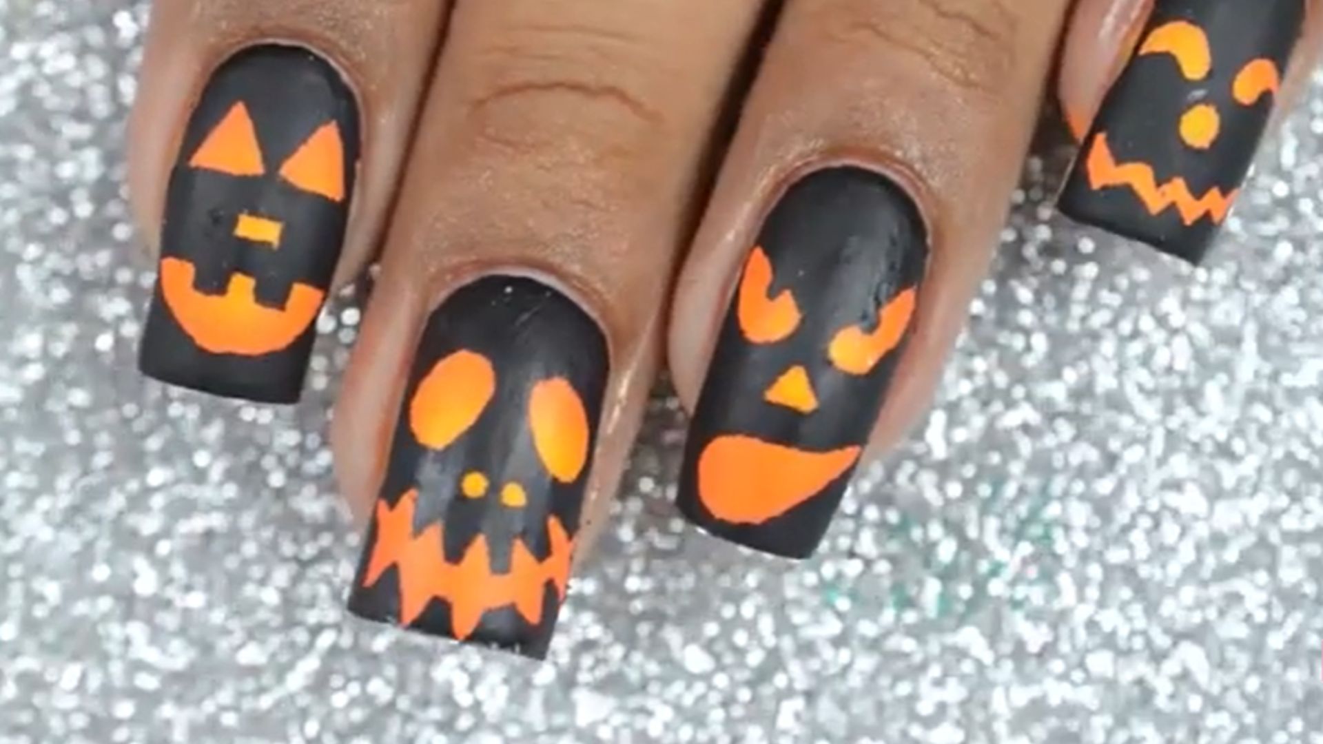 1. Clous classiques en forme de lanterne Jack-O'-Lanterne