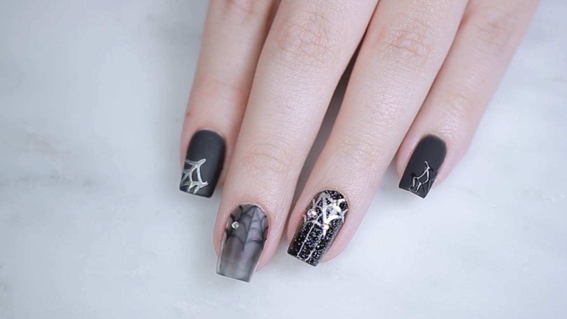 3. Clous en toile d'araignée