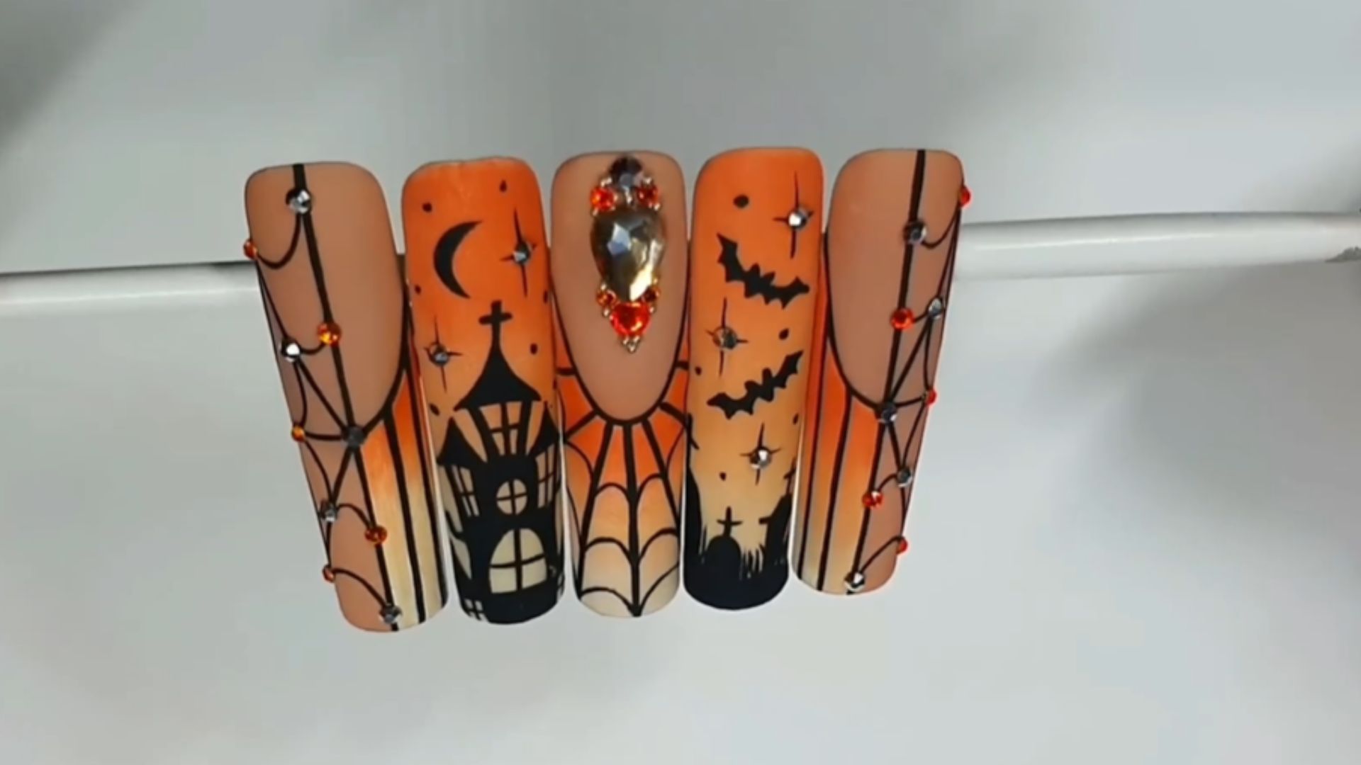 4. Clous pour scène de maison hantée