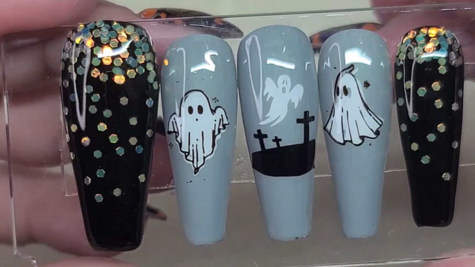 6. Ongles fantômes phosphorescents