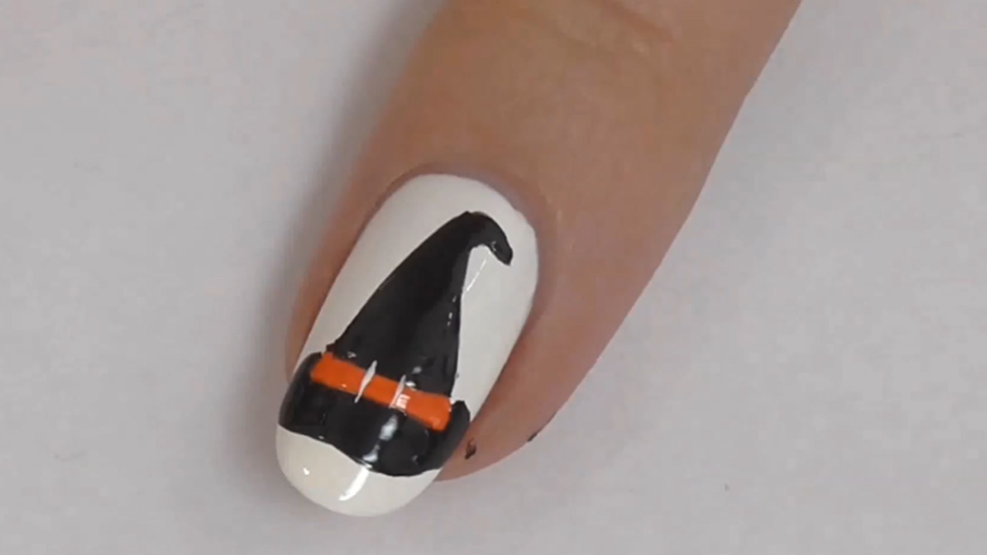 8. Chapeau et balai de sorcière