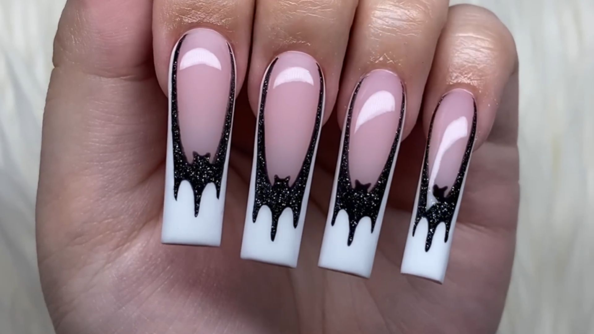 15. Aile de chauve-souris French Tips