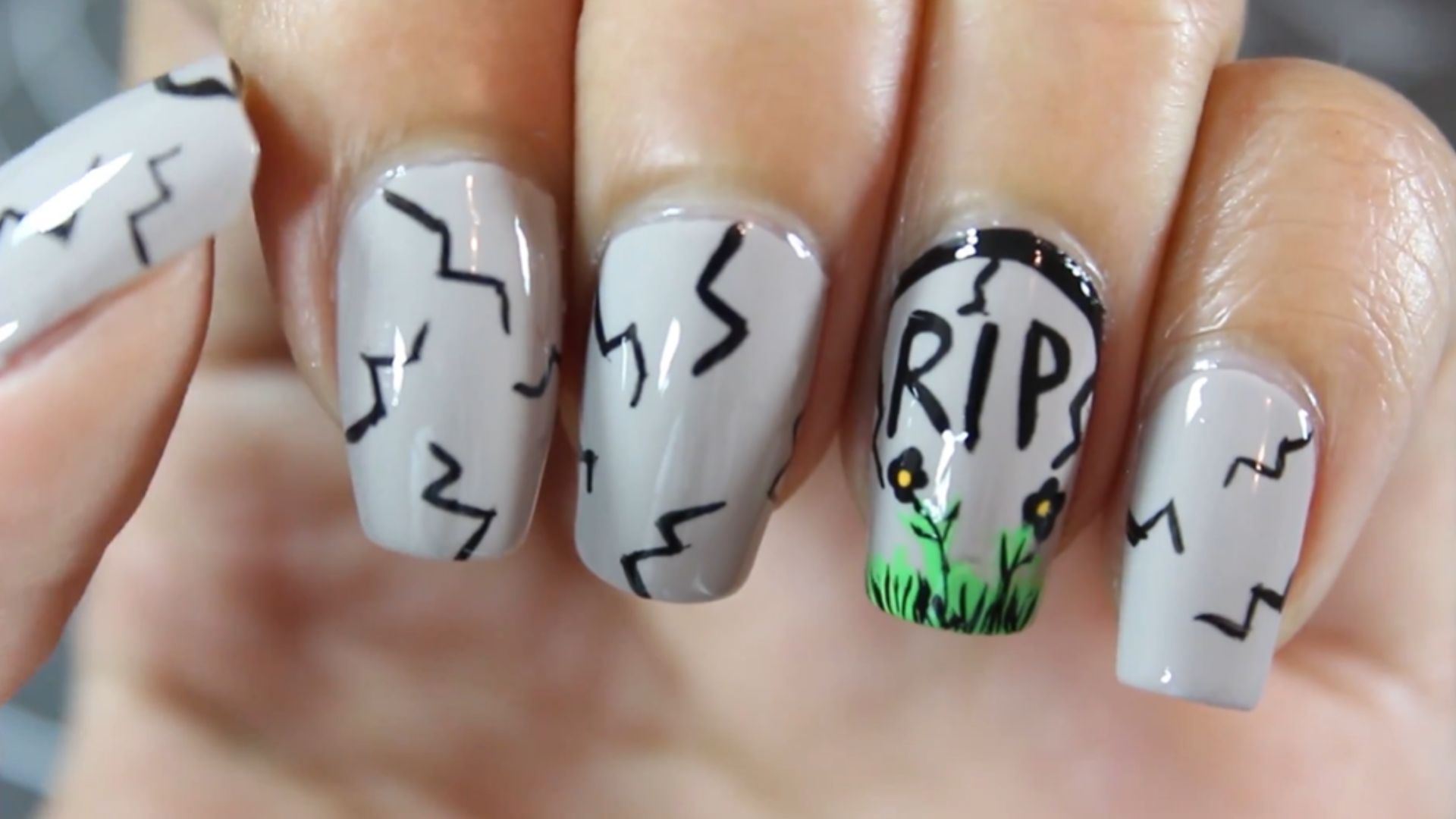 14. Pierre tombale et clous RIP