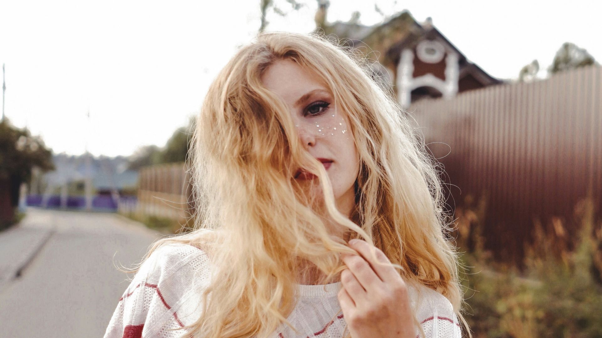 16. Cheveux en désordre