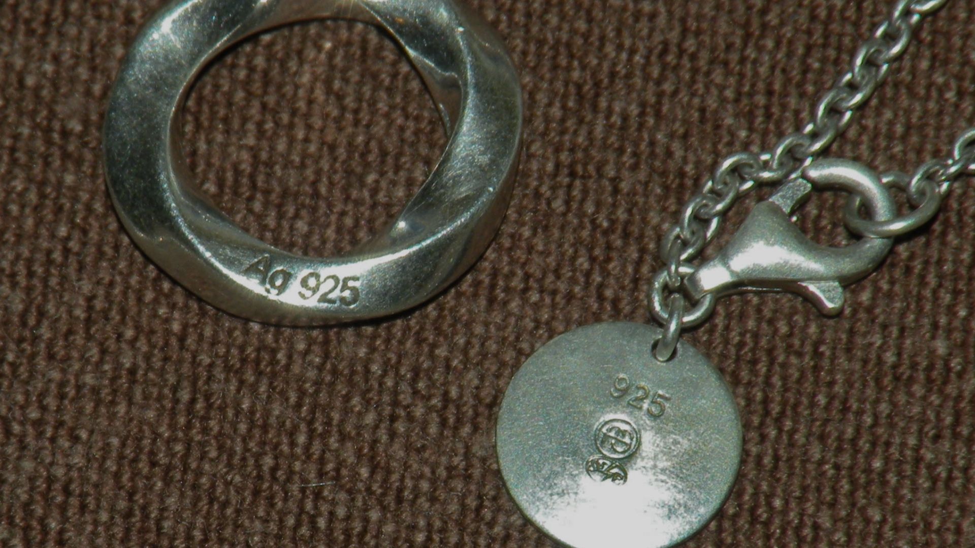 9. Bijoux avec poinçons