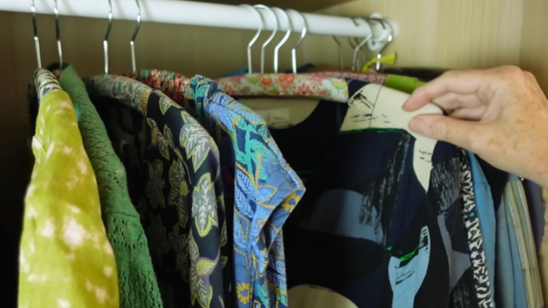 9. Magasin sur cintres rembourrés