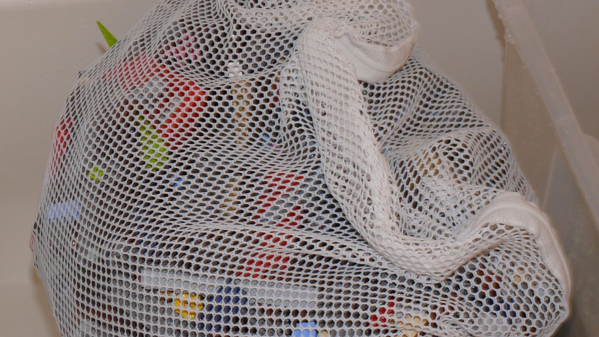 3. Utiliser des sacs à linge en maille pour les textiles délicats