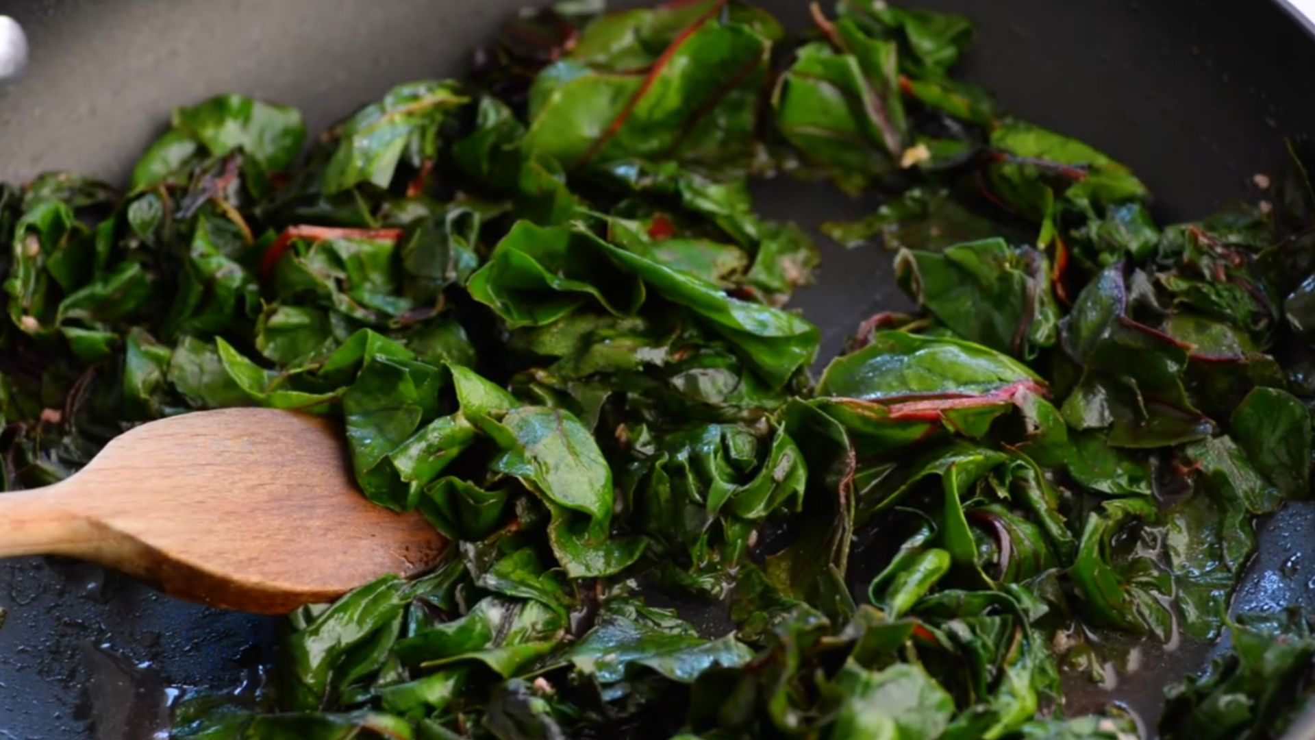 6. Bette à carde sautée à l'ail