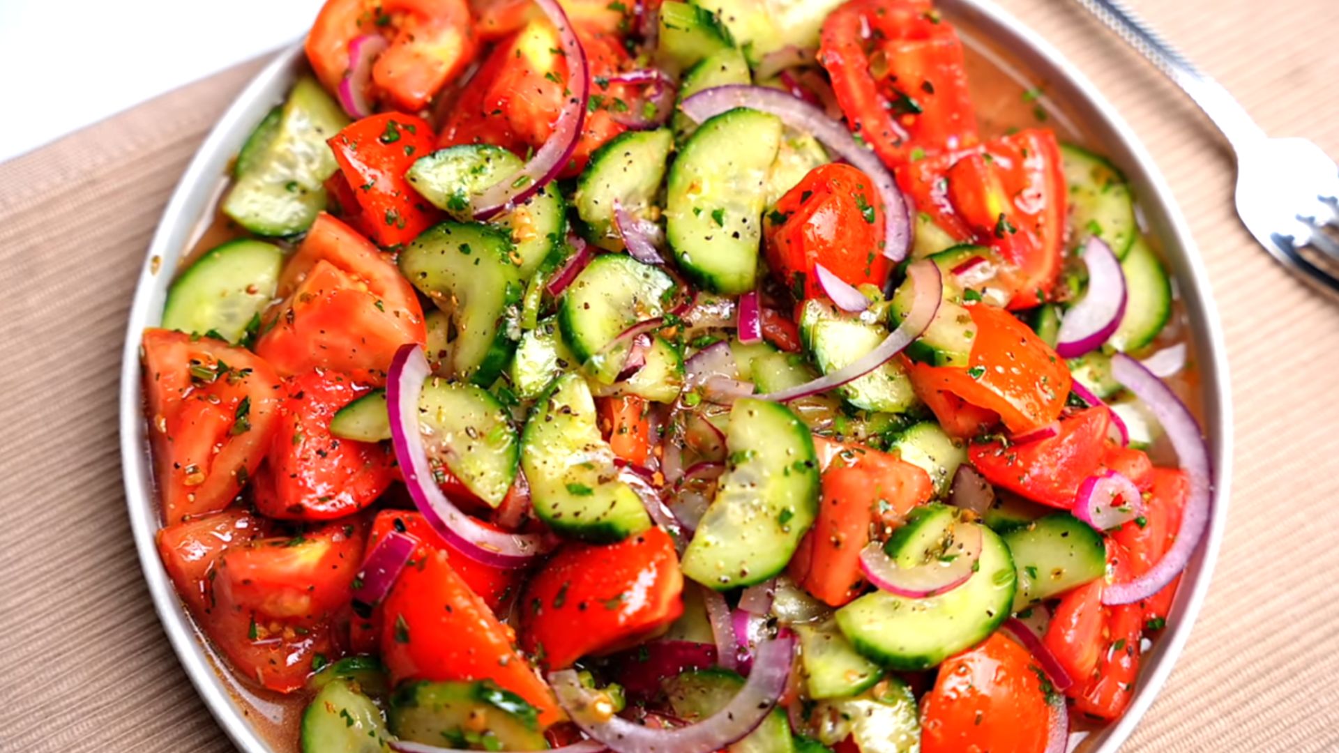 7. Salade de concombres et de tomates à l'aneth