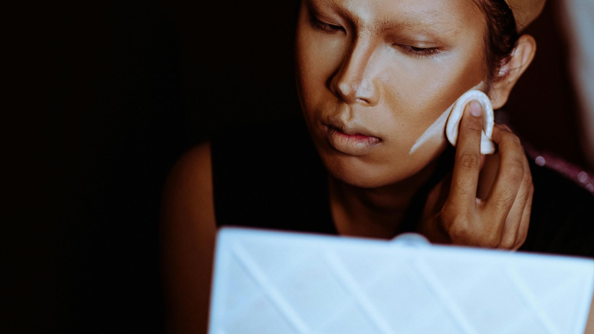 8. Effectuer sa routine sous un mauvais éclairage