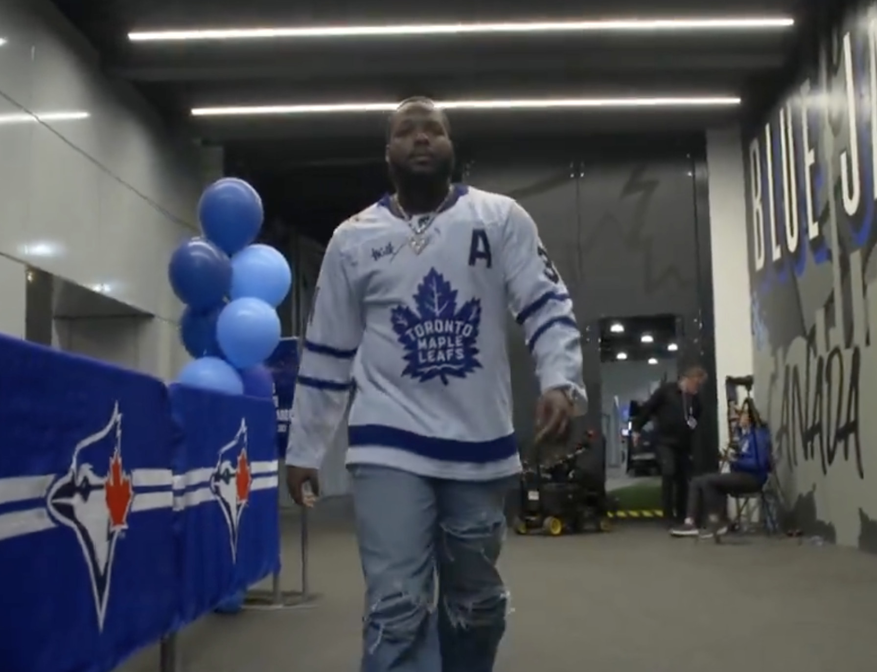 Match 7: Vladimir Guerrero Jr. arrives wearing a Leafs jersey