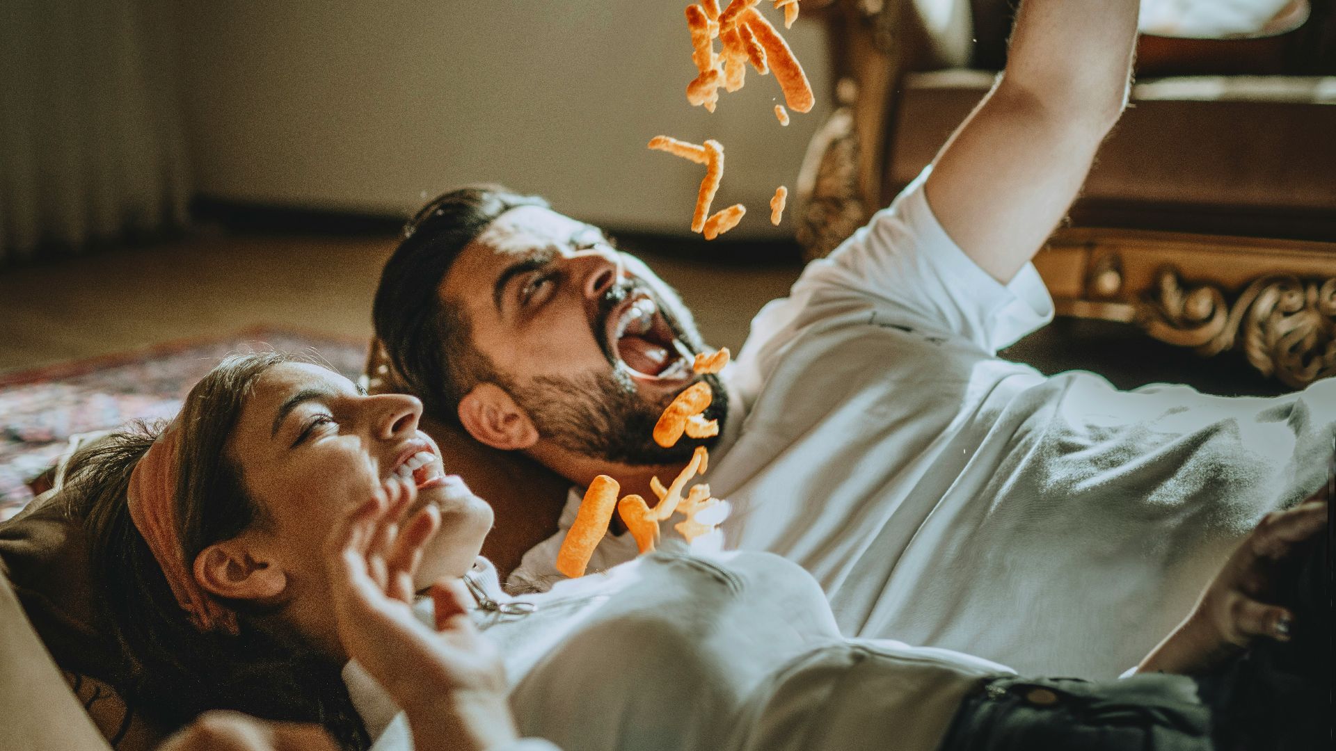 4. Vous partagez des blagues que personne d'autre ne comprend