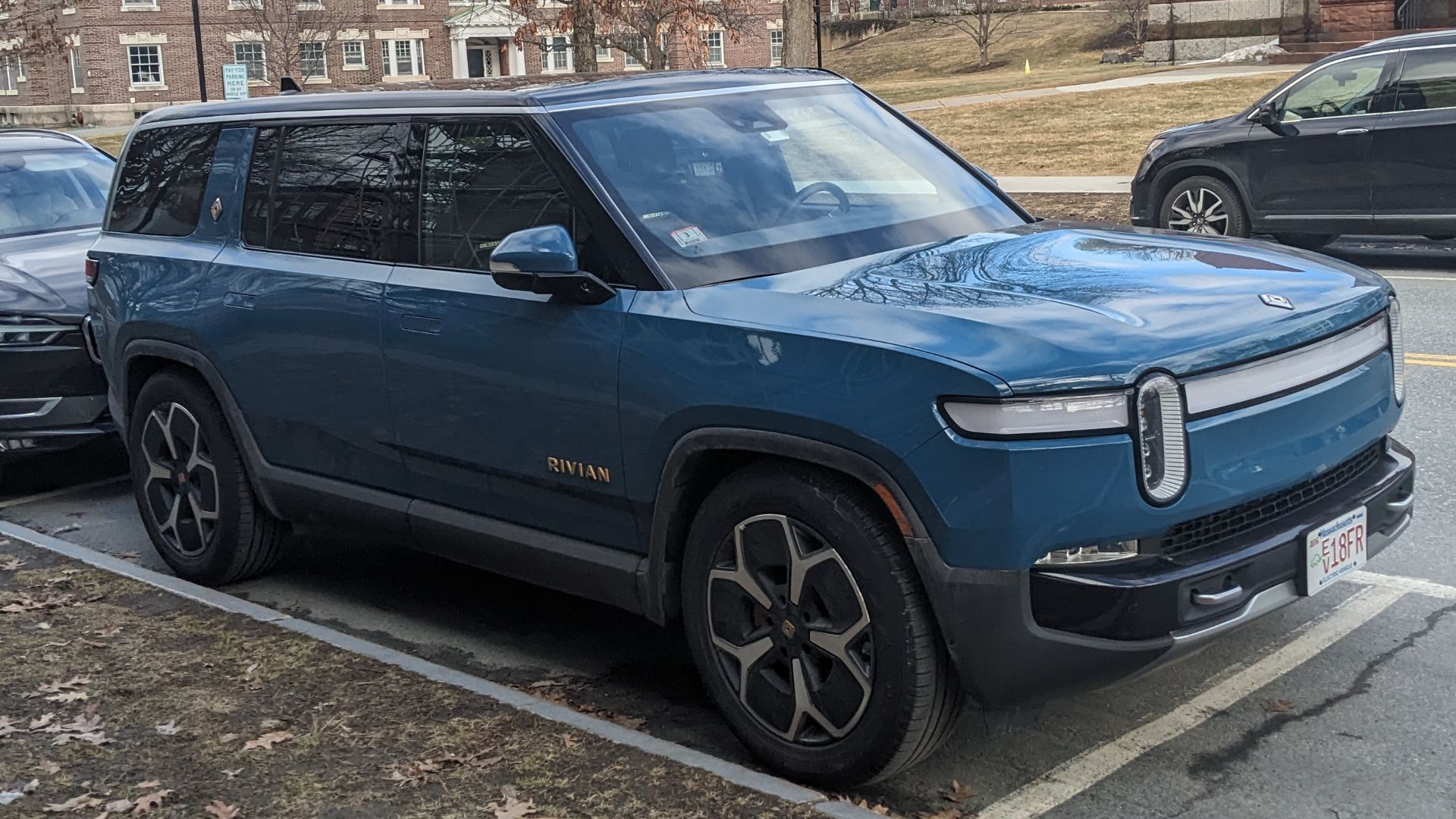 7. Rivian R1S