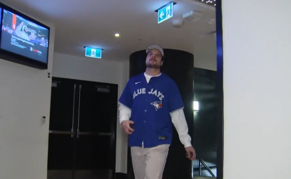 It’s Auston Matthews’ turn to wear the Vladimir Guerrero Jr. jersey