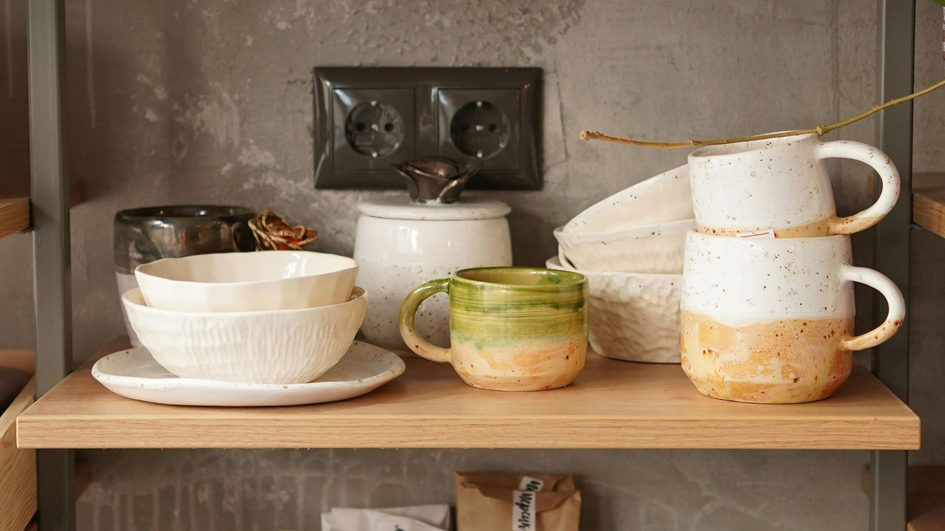 4. Assiettes et tasses en céramique