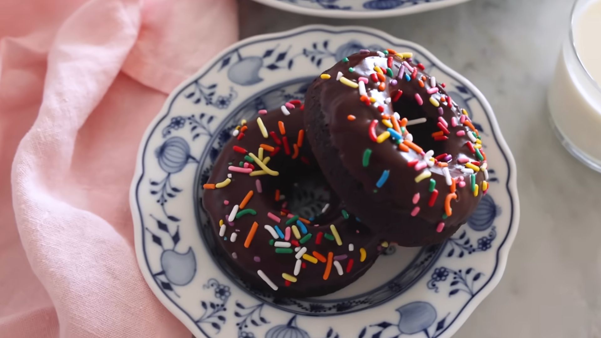 2. Donut givré au chocolat