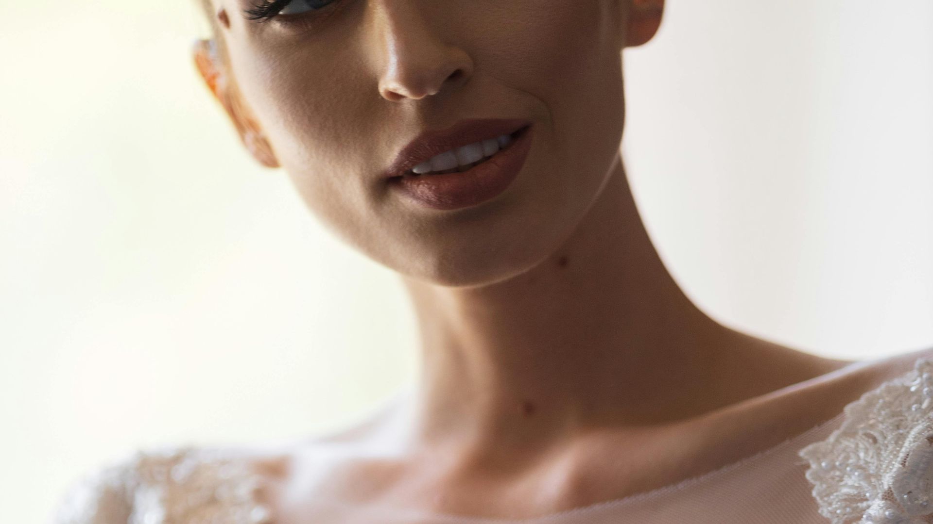 13. Robes de défilé en maille transparente