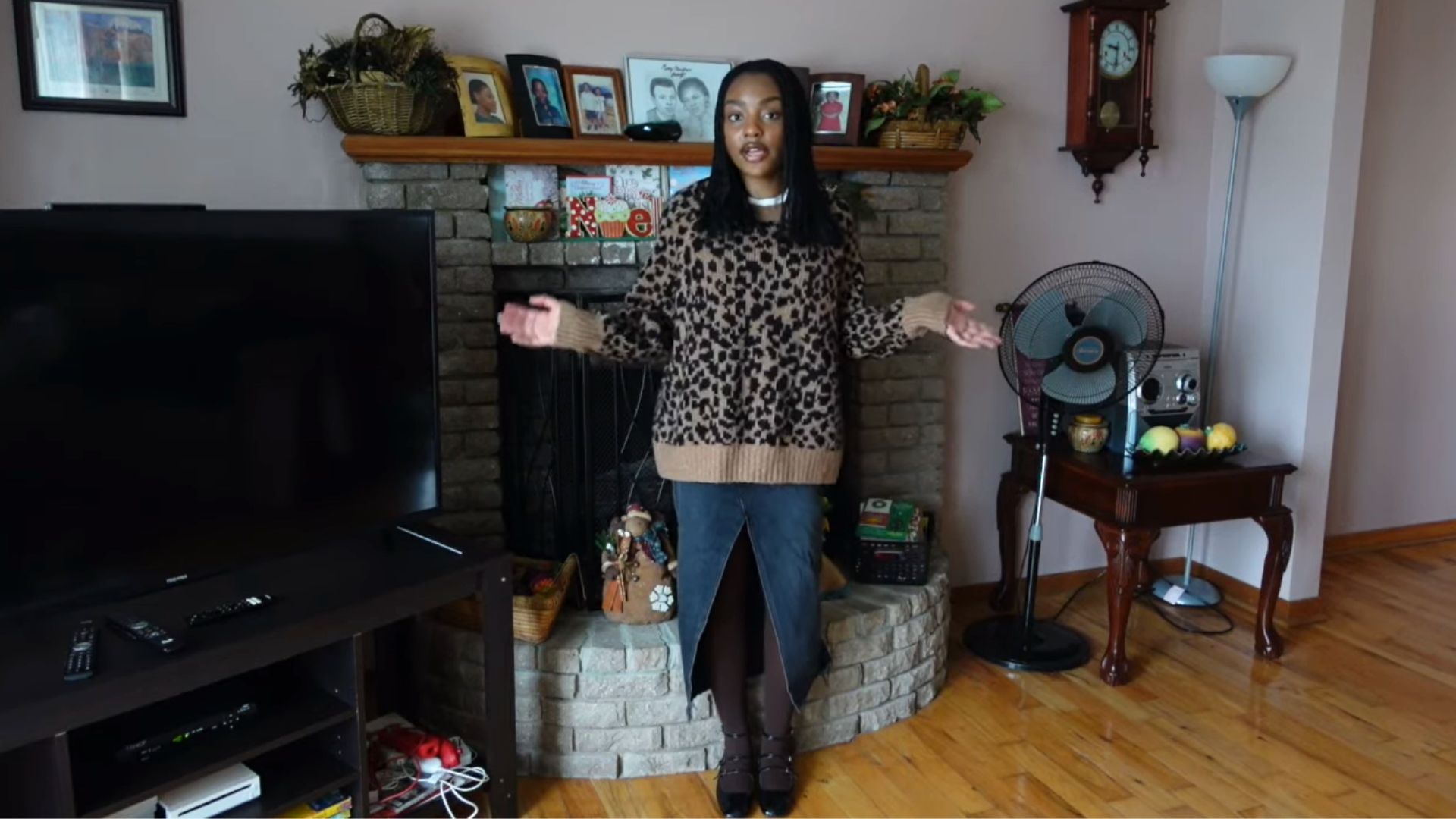 6. Jupe en jean avec collants et chaussures de sport vernies