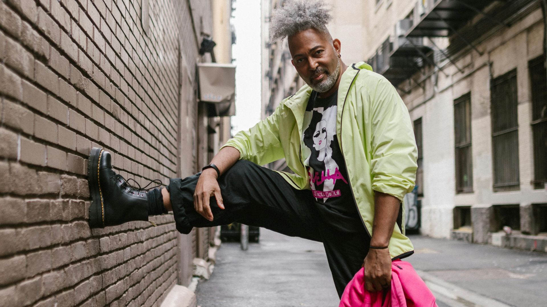 11. Pantalon cargo avec tee-shirt graphique et anorak de pluie