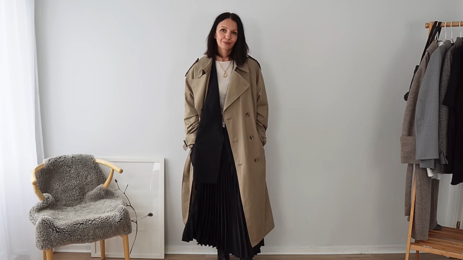 10. Jupe midi plissée avec pull court et trench de pluie
