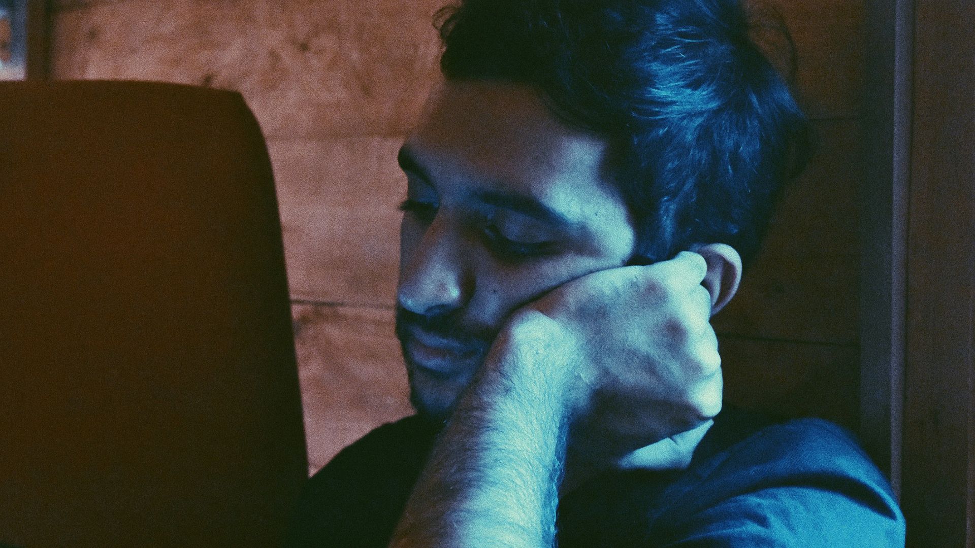 1. Il ne parle jamais de son amour