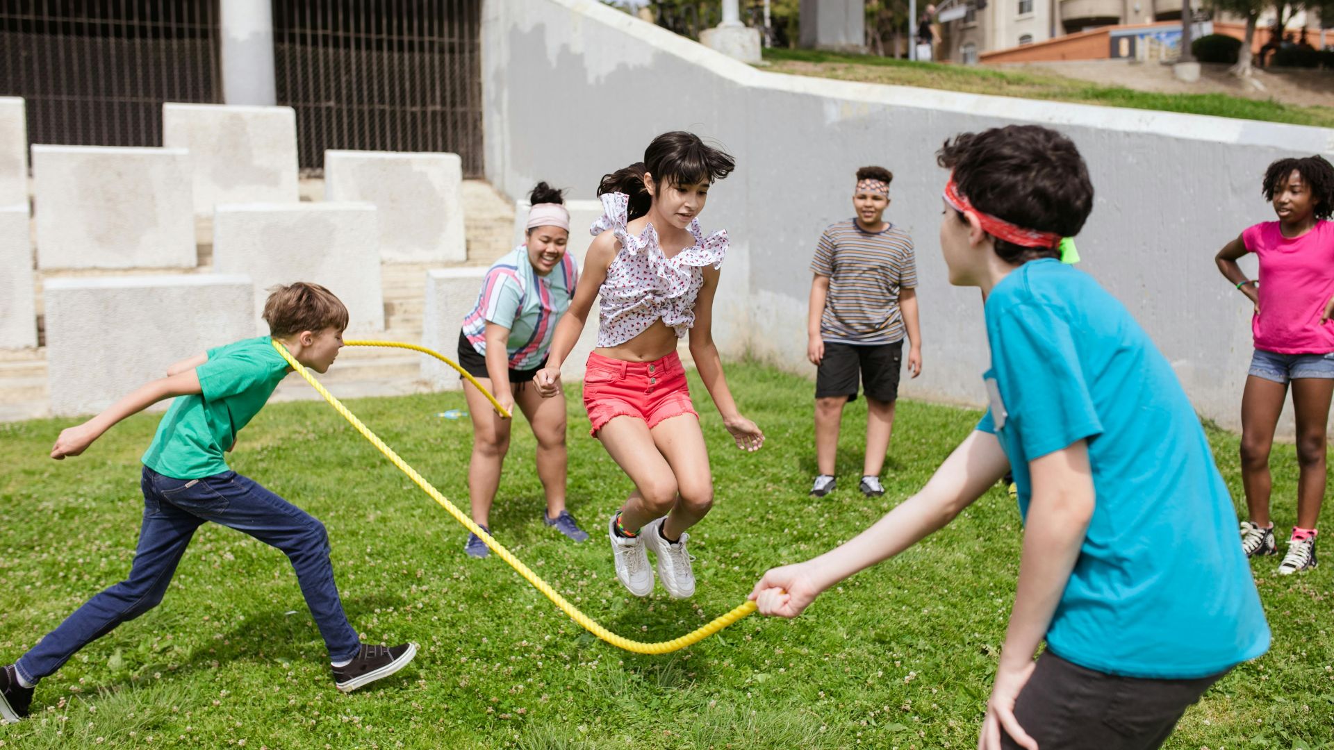 13. Jouer à la marelle ou à la corde à sauter