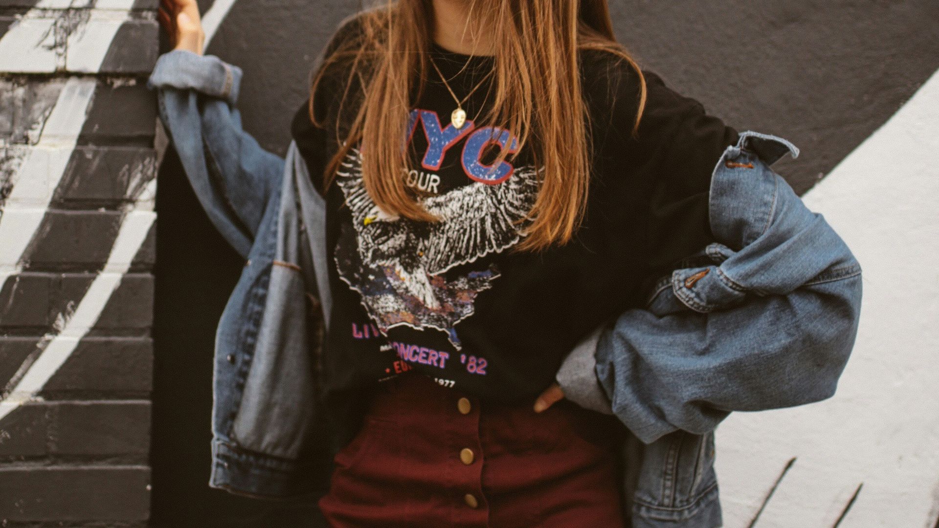 2. Tee-shirt à bande graphique et mini-jupe à carreaux