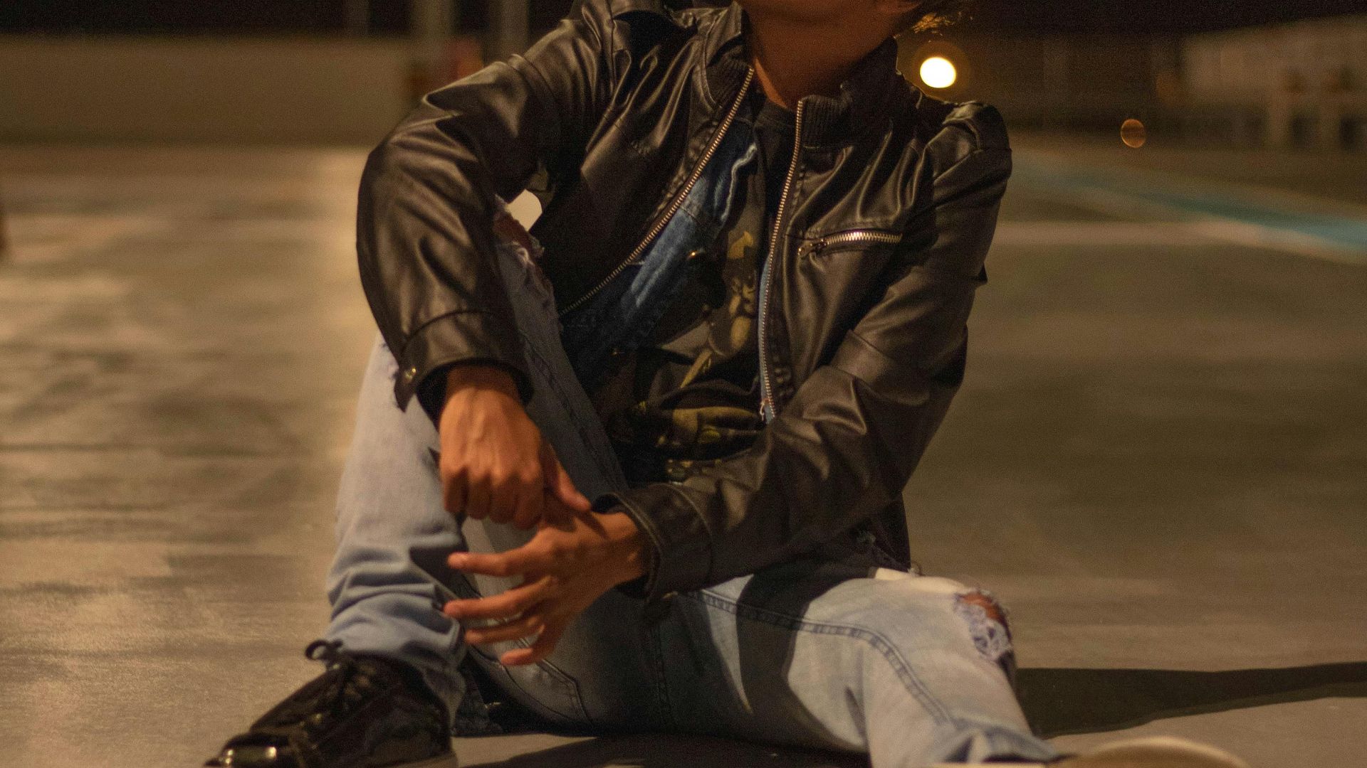 1. Veste en cuir classique et jean skinny déchiré