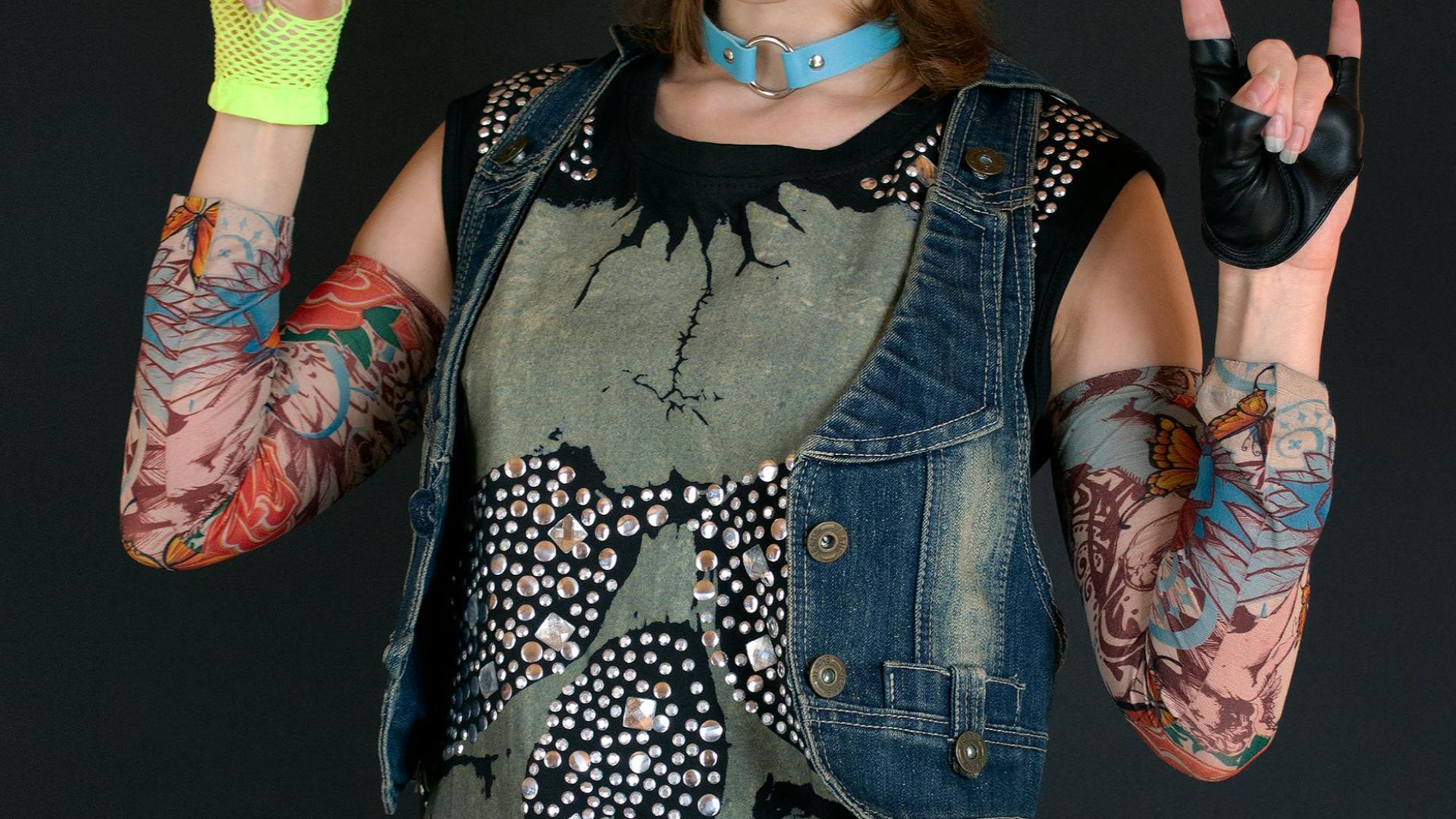 3. Gilet en denim clouté et pantalon cargo noir