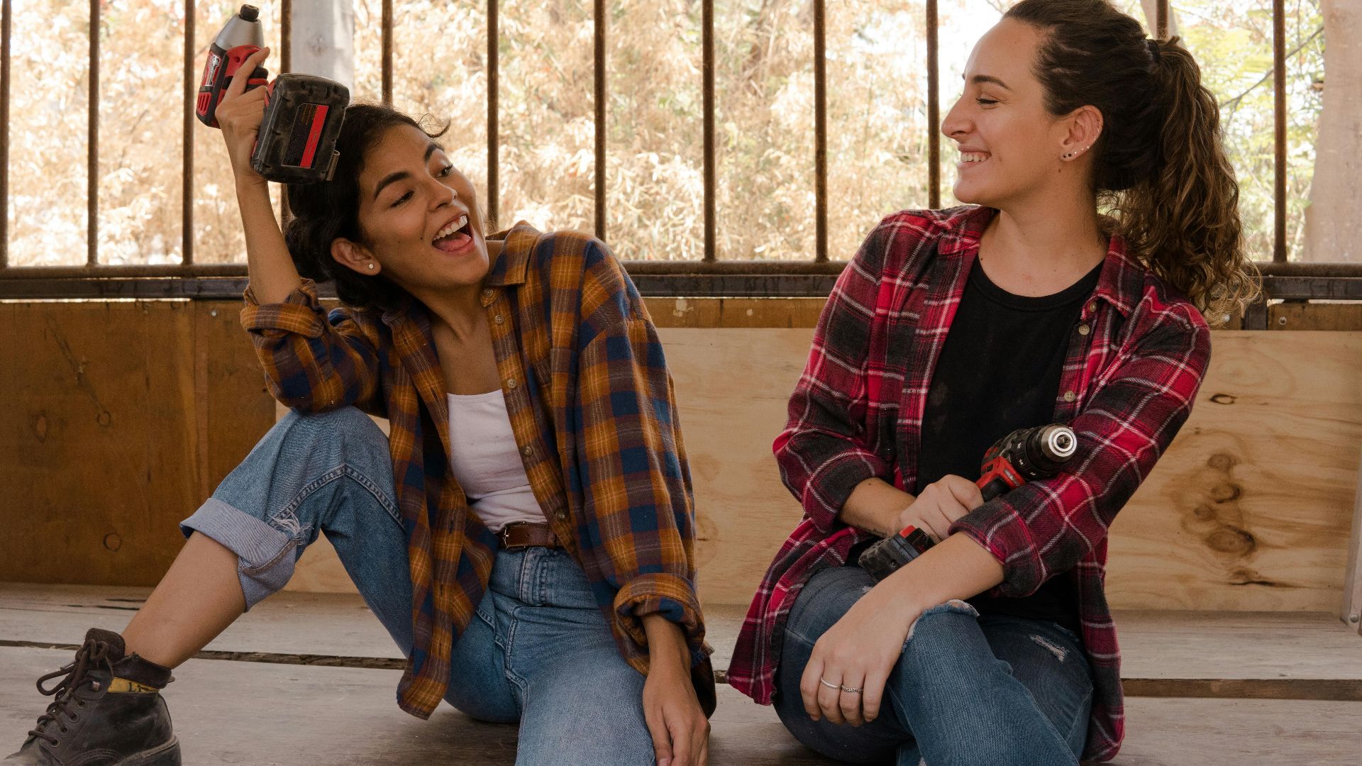 4. Robe chemise en flanelle surdimensionnée et bottes de combat