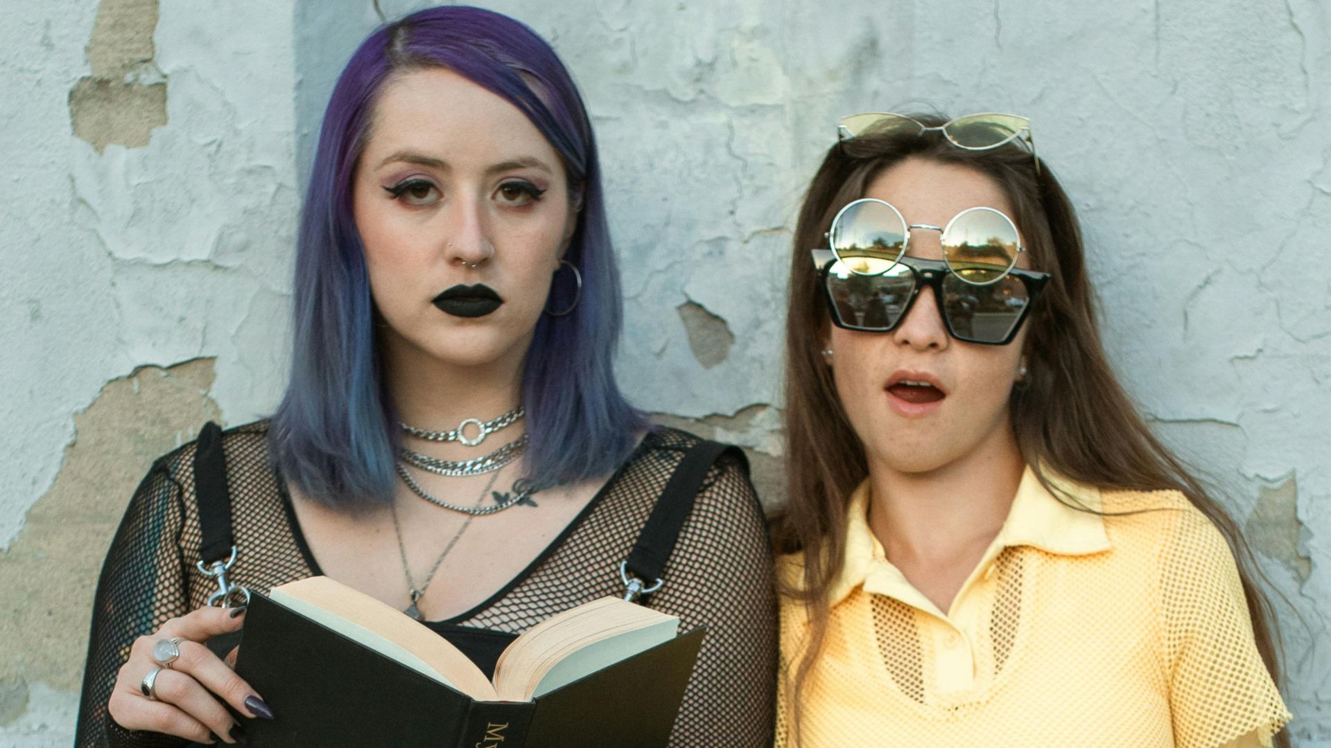 6. Top en résille superposé à un débardeur et à un short en jean