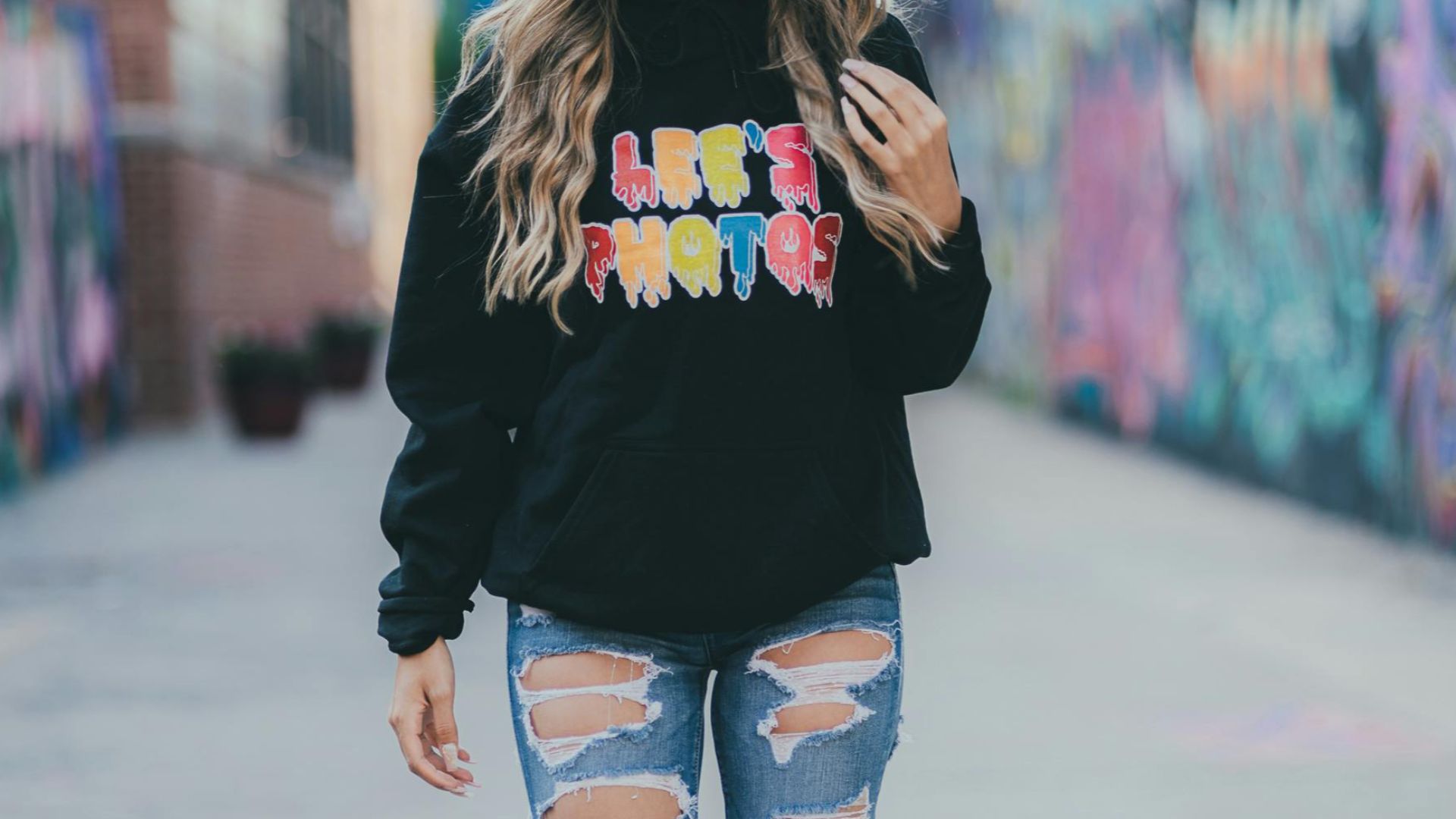 8. Sweat à capuche Vintage Band et jean boyfriend délavé