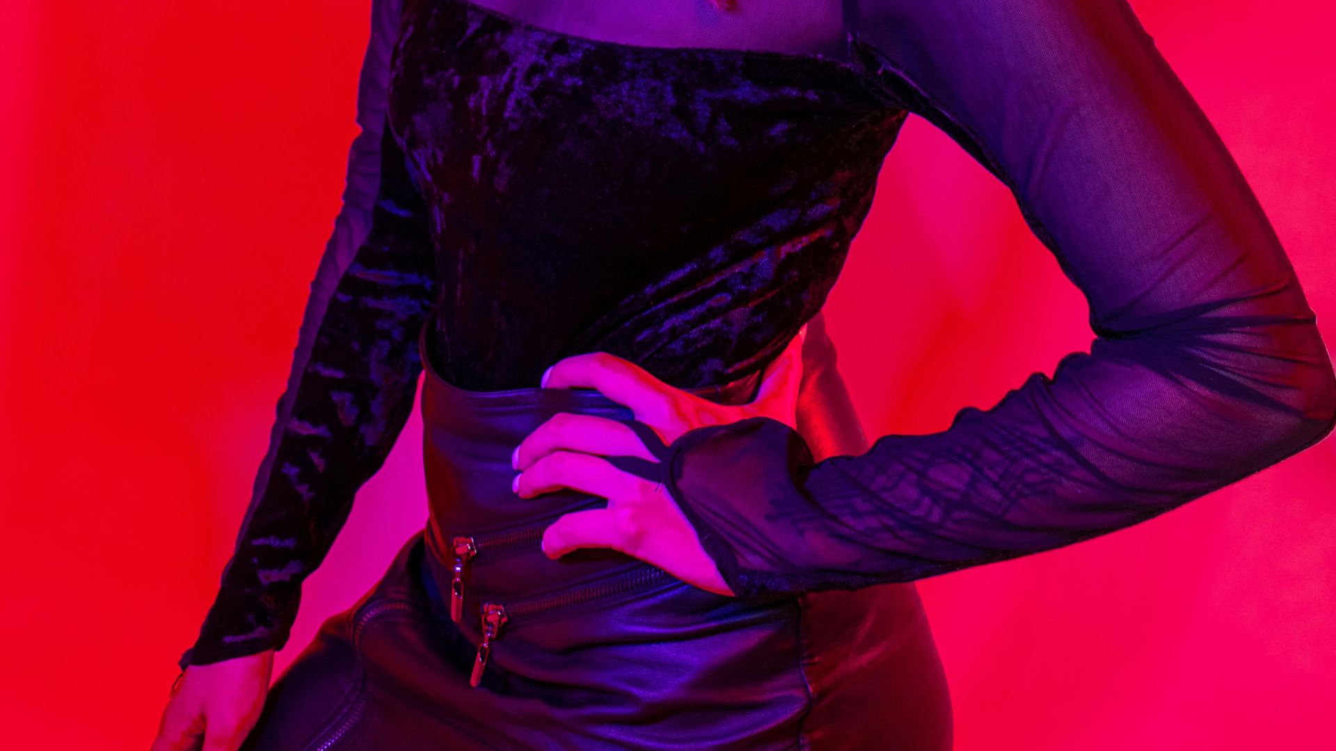 15. Chemisier transparent et miniature en cuir plissée