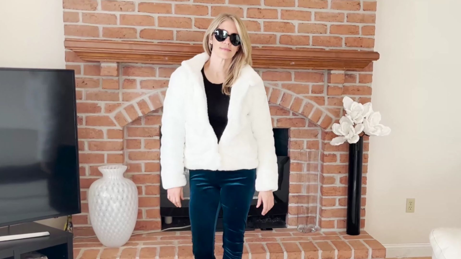 17. Veste en fausse fourrure et pantalon en velours