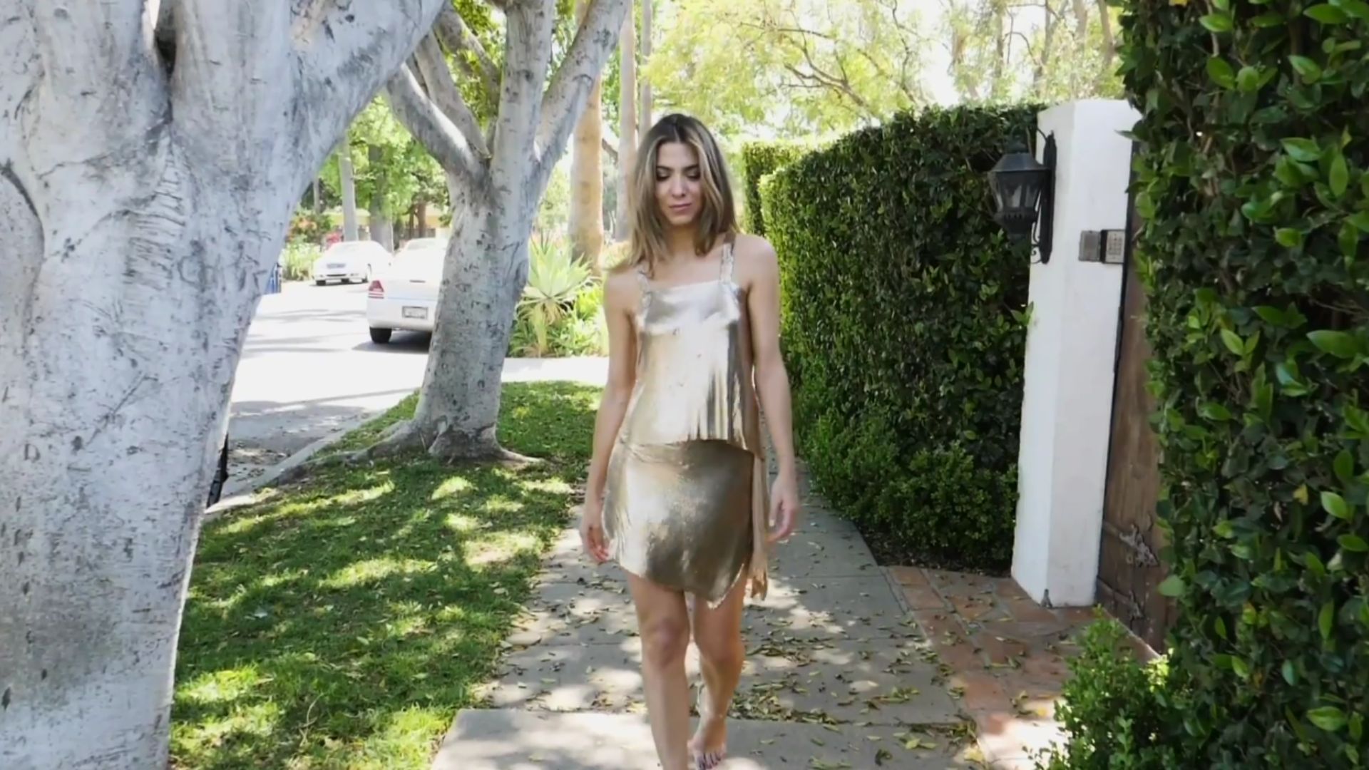 18. Top licou en cotte de mailles et mini-jupe en cuir