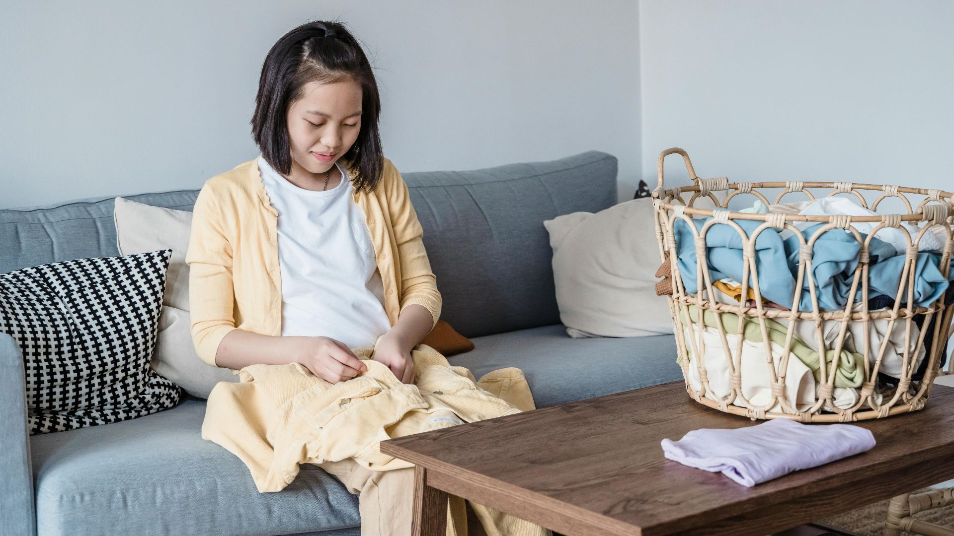 2. Plier et trier le linge de la famille