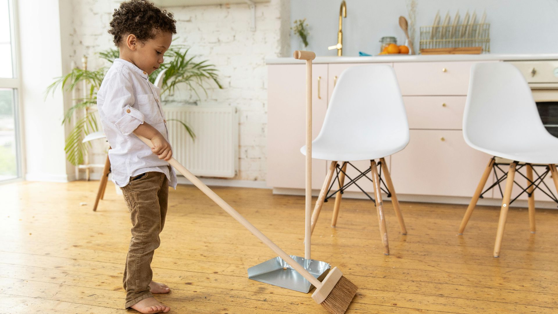 12. Passer l'aspirateur ou balayer les sols