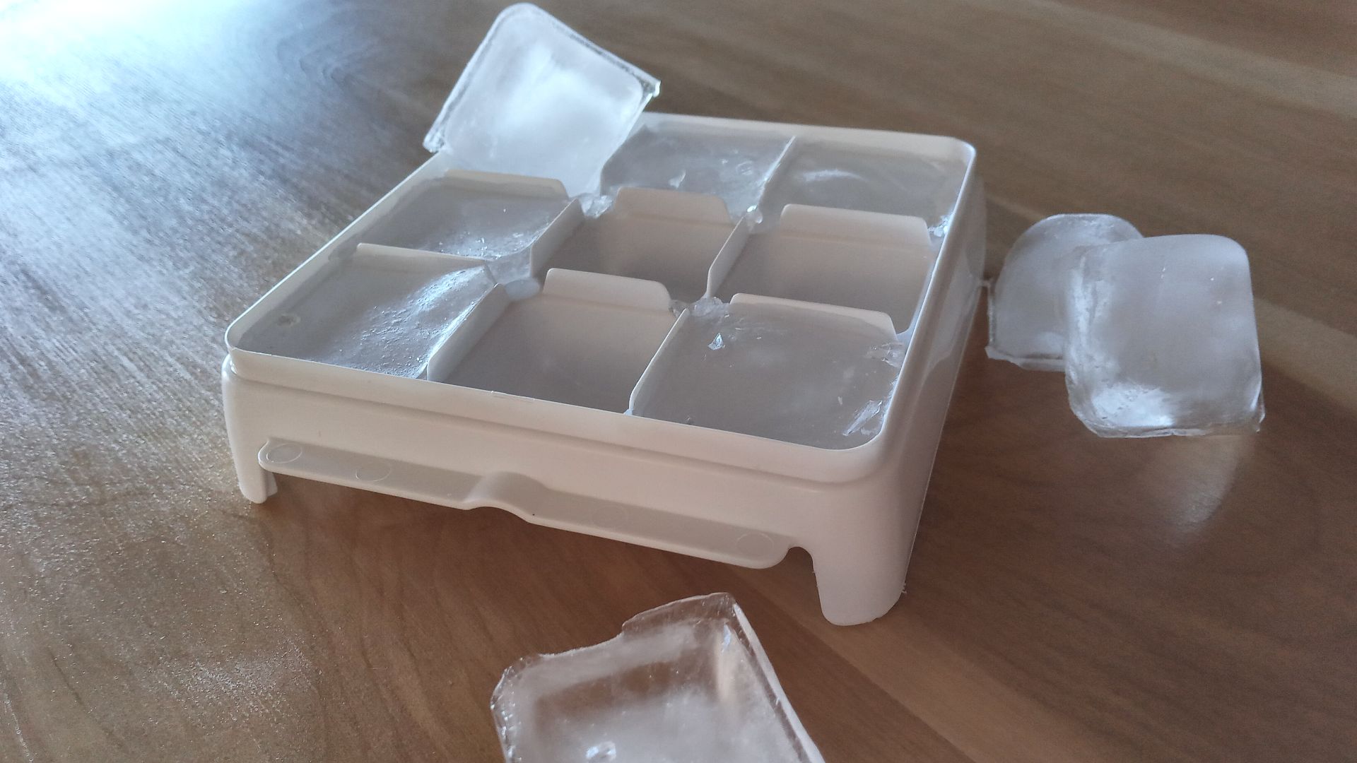 20. Remplir et empiler les bacs à glace
