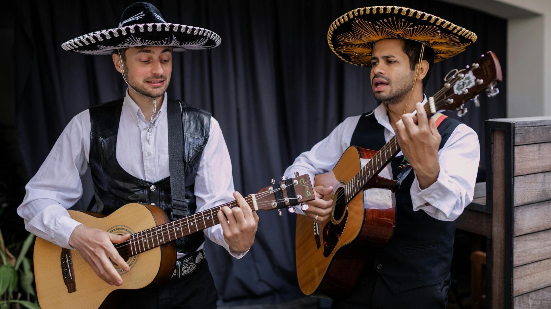 17. Sérénade d'un groupe folklorique