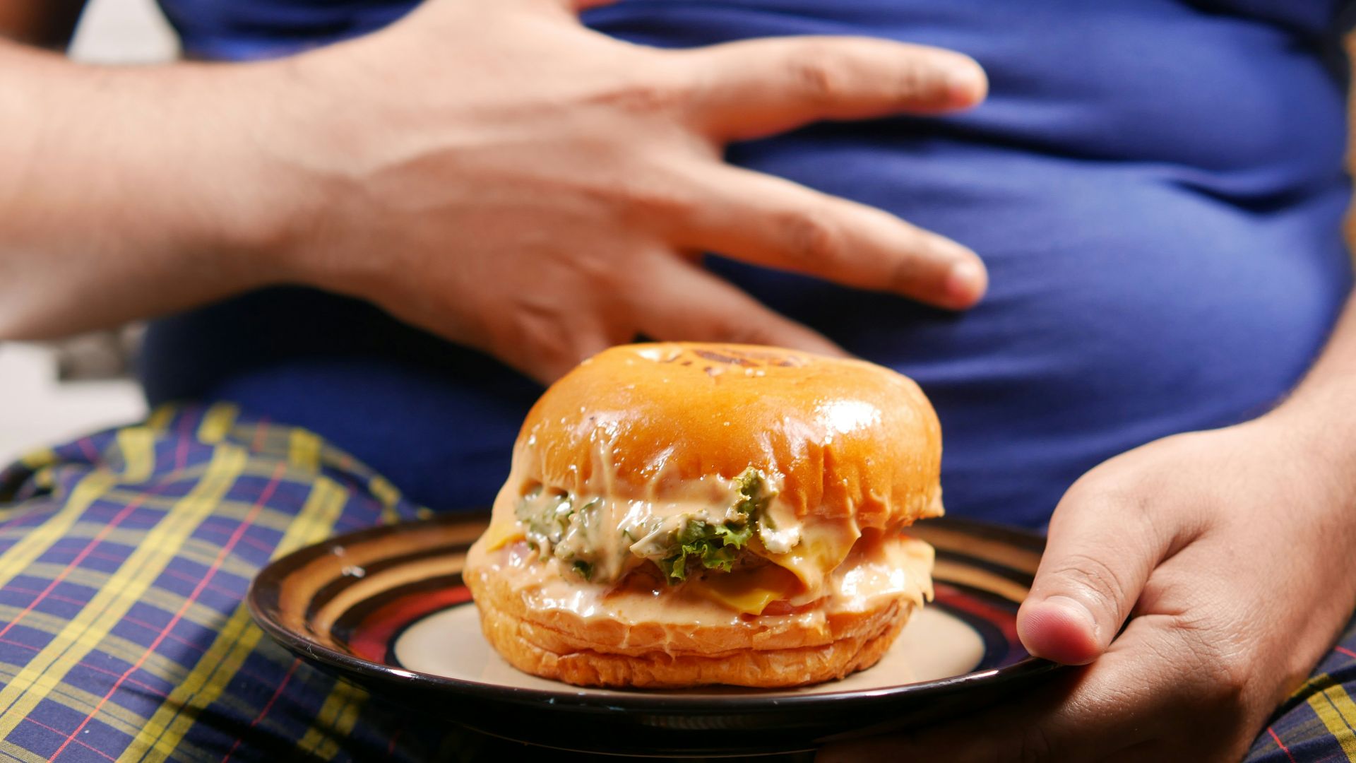 1. Vous vous sentez inconfortablement rassasié après les repas