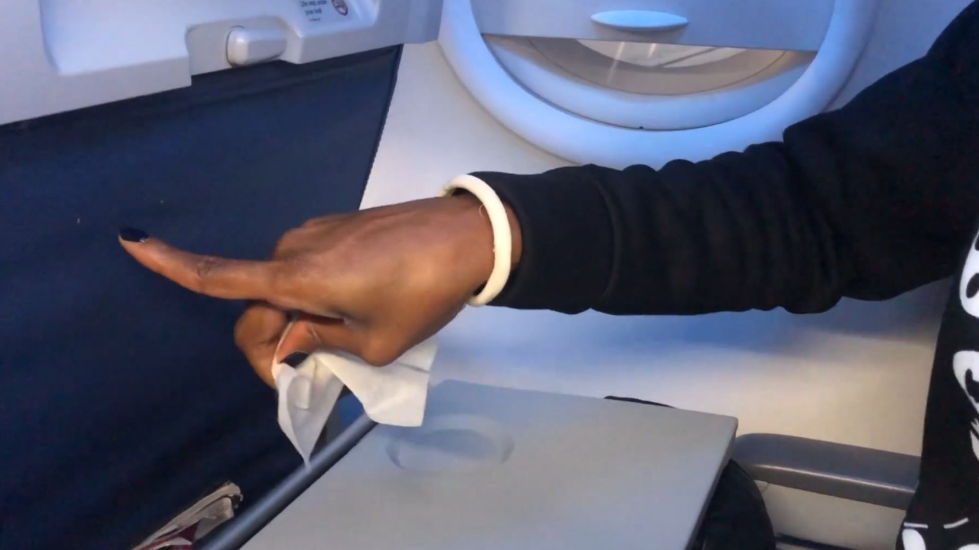 8. Désinfecter les plateaux d'avion, les ceintures de sécurité et les surfaces des hôtels