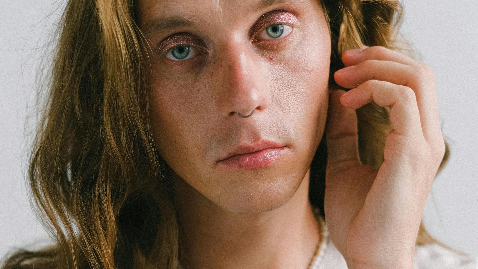 20 looks traditionnellement féminins que les hommes adopteront en 2025