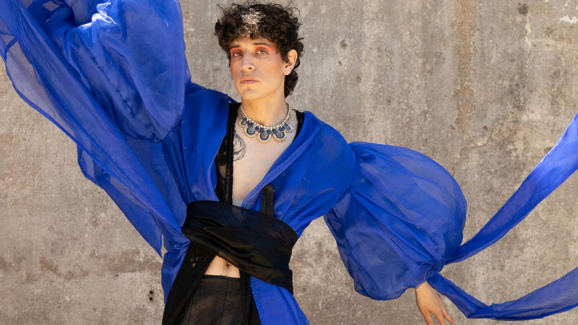 17. Silhouettes féminines