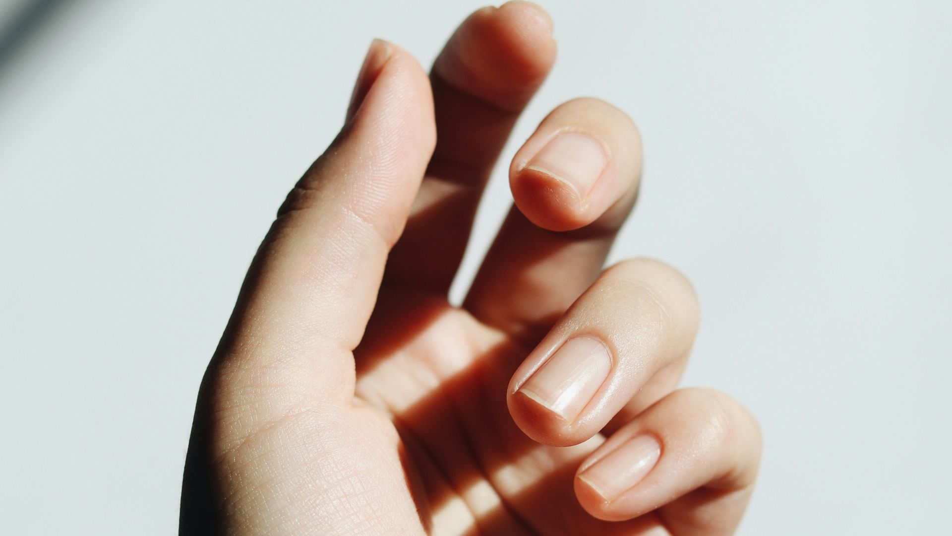 1. Ongles pâles
