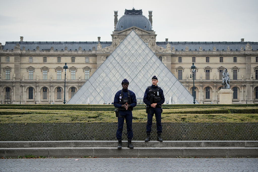 Vol au Louvre: Les voleurs (et bijoux) toujours en cavale