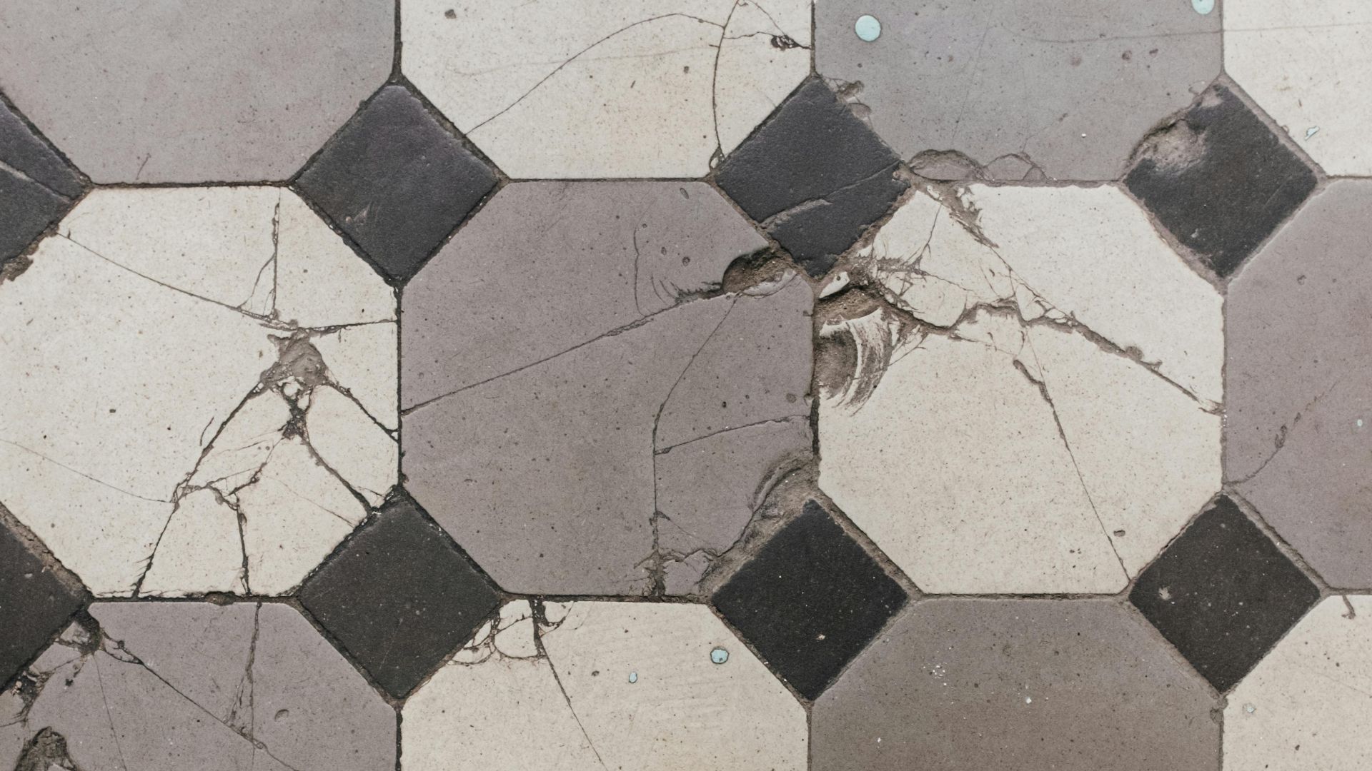 16. Carrelage ou coulis fissuré dans la salle de bains