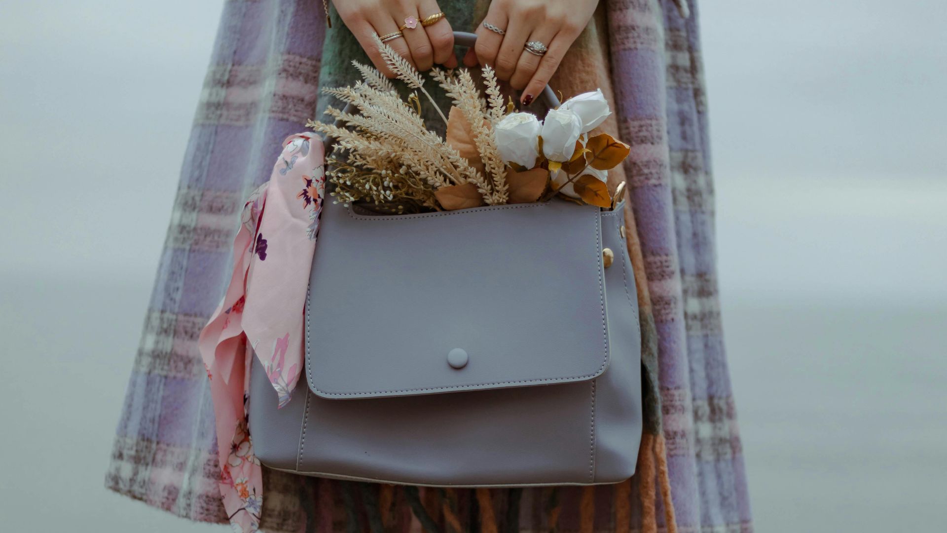 1. Foulard de soie noué sur la poignée