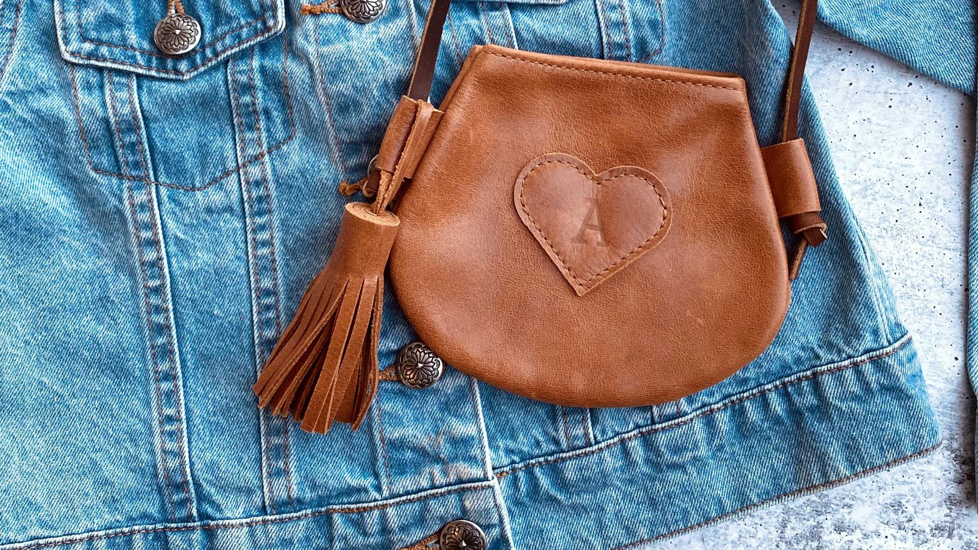 20 façons d’accessoiriser votre sac à main