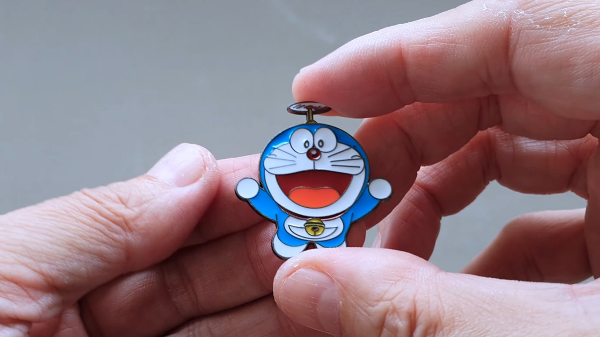 11. Broches ou épingles en émail