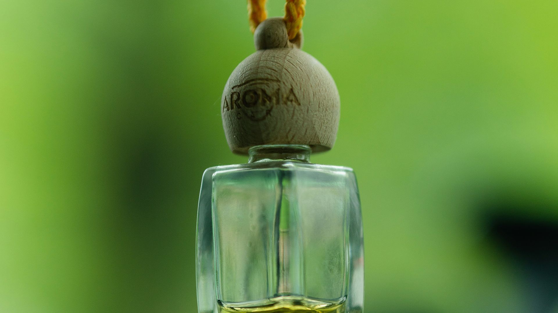 17. Atomiseurs de parfum suspendus